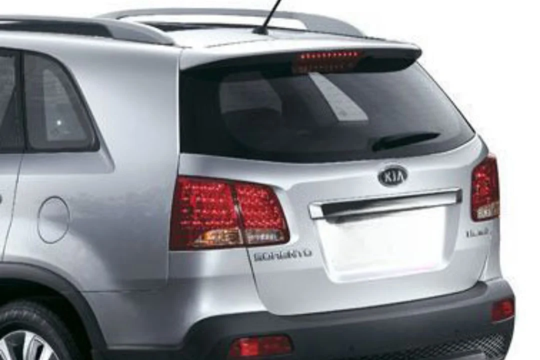 2011 Kia Sorento : Spoiler Painted